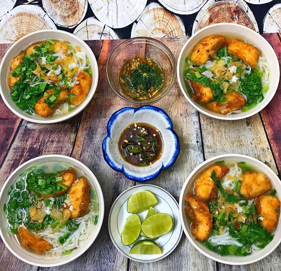 Chị Hưng Giang cũng cho biết, trước đây mẹ chị vẫn thường dọa rằng con gái không biết nấu ăn, không biết rửa bát, không biết cầm cái chổi quét nhà (vì mỗi lần quét nhà chị vung tứ tung bụi mù) thì về nhà chồng "vào cửa trước, bước cửa sau".