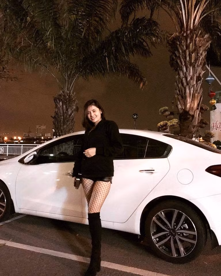 Giải thích lý do vừa làm cho khách vừa hát, Trang Hà cho biết: "Đoạn clip đó là hoàn toàn ngẫu hứng. Hôm đó mình đang làm dịch vụ lăn kim cho một anh là khách quen. Vì trước đó anh khách này có xem nhiều clip mình hát và chia sẻ trên Facebook nhưng lại nghĩ là hát nhép, nên hôm đấy mình hát luôn cho vui. Không ngờ clip hát vu vơ lại được mọi người quan tâm đến vậy".