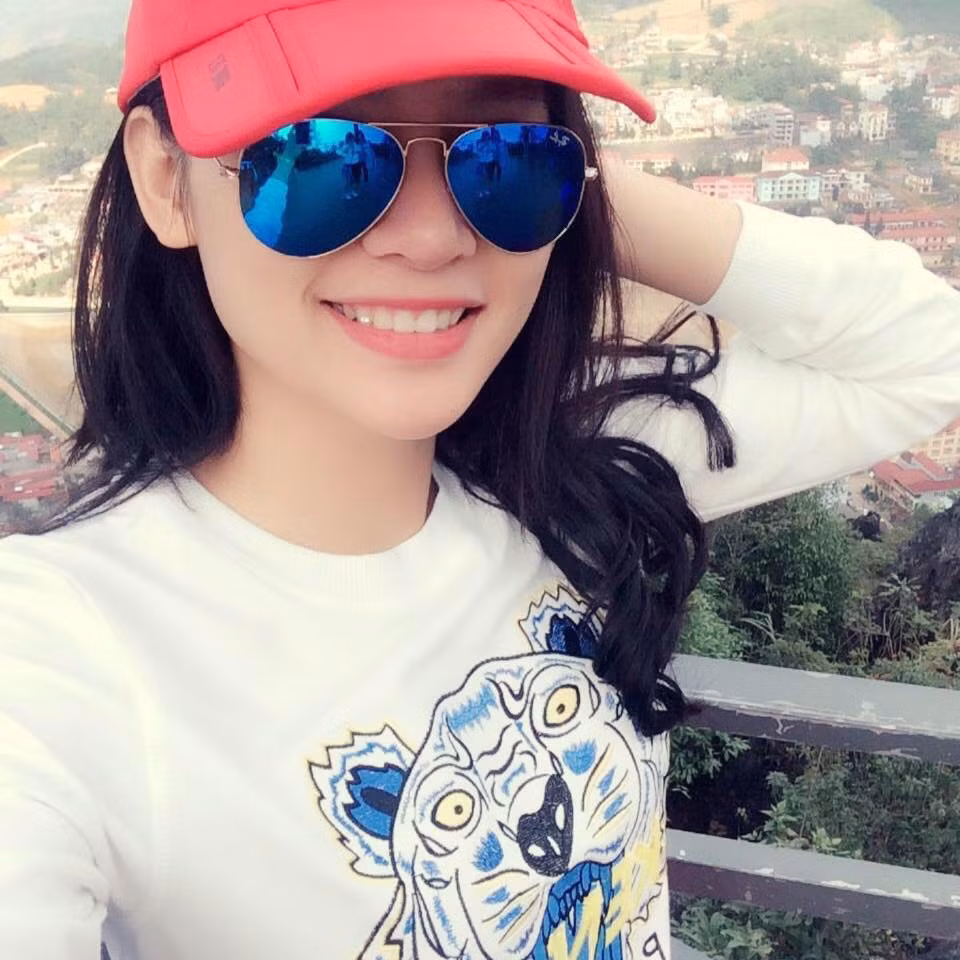 Ngoài giọng hát hay và ngoại hình xinh đẹp, cô chủ spa sinh năm 1994 này còn gây ấn tượng nhờ tài kiếm tiền giỏi từ chính công việc chăm sóc sắc đẹp của mình. "Thu nhập của ngành dịch vụ như mình thường không đều. Tháng cao điểm thì có thể được 180 - 200 triệu đồng, còn nếu bình thường thì khoảng 120-150triệu đồng/tháng", Hà Trang chia sẻ.