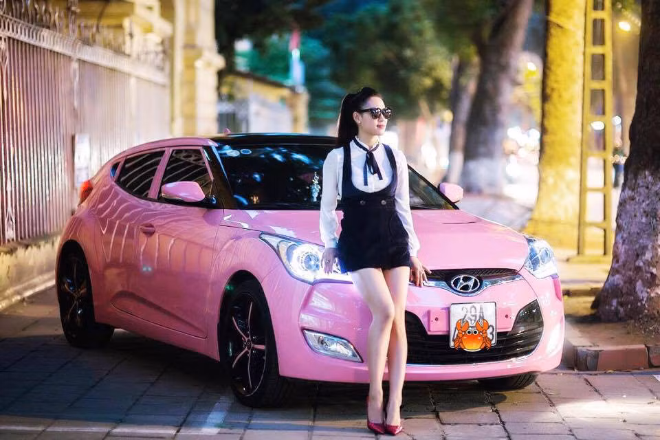 Vốn yêu thích màu hồng và các món đồ công nghệ cao nên sau hơn 3 năm sử dụng, Thanh Mai khoác áo mới cho xế cưng của mình bằng tone màu hồng nổi bật cả ở bên ngoài lẫn nội thất bên trong.