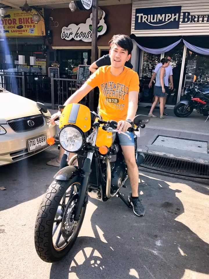 Chia sẻ trên tờ MThai, Poom cho biết anh mua chiếc BMW S1000RR từ số tiền kiếm được nhờ kinh doanh túi xách online và ít khi sử dụng nó như một phương tiện để đi giao bánh pizza.