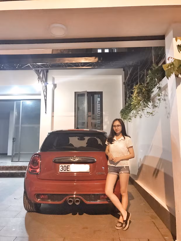 Chia sẻ với Trí Thức Trẻ về lý được tặng món quà giá trị, Châu Anh cho biết bố mẹ từng treo thưởng là một chiếc Mini Cooper nếu con gái thi đỗ vào một trường công lập và RMIT. Và đúng như mong ước của bố mẹ, sau ĐH RMIT, cô bạn 9X tiếp tục nhận tin mình đỗ Đại học Tài nguyên và Môi trường Hà Nội với số điểm 19,25. Trong khi đó, điểm chuẩn ngành học mà Châu Anh đăng ký là 18.