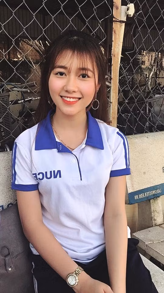 Thông tin về cô nữ sinh duyên dáng này cũng nhanh chóng được cư dân mạng tìm ra, đó là Nguyễn Bảo Thoa (sinh năm 1997, quê Bắc Ninh), hiện là sinh viên năm nhất trường ĐH Xây dựng Hà Nội.