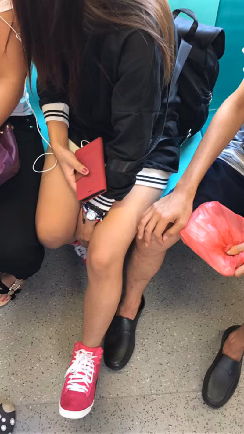 Sợ gã đàn ông này sẽ nổi khùng nếu biết bị bắt quả tang nên Winna đã nhắc khéo nạn nhân nữ đứng dậy, tuy nhiên cô gái này lại chỉ ngồi sát về phía người bạn gái đi cùng, chứ không có động thái nào khác.