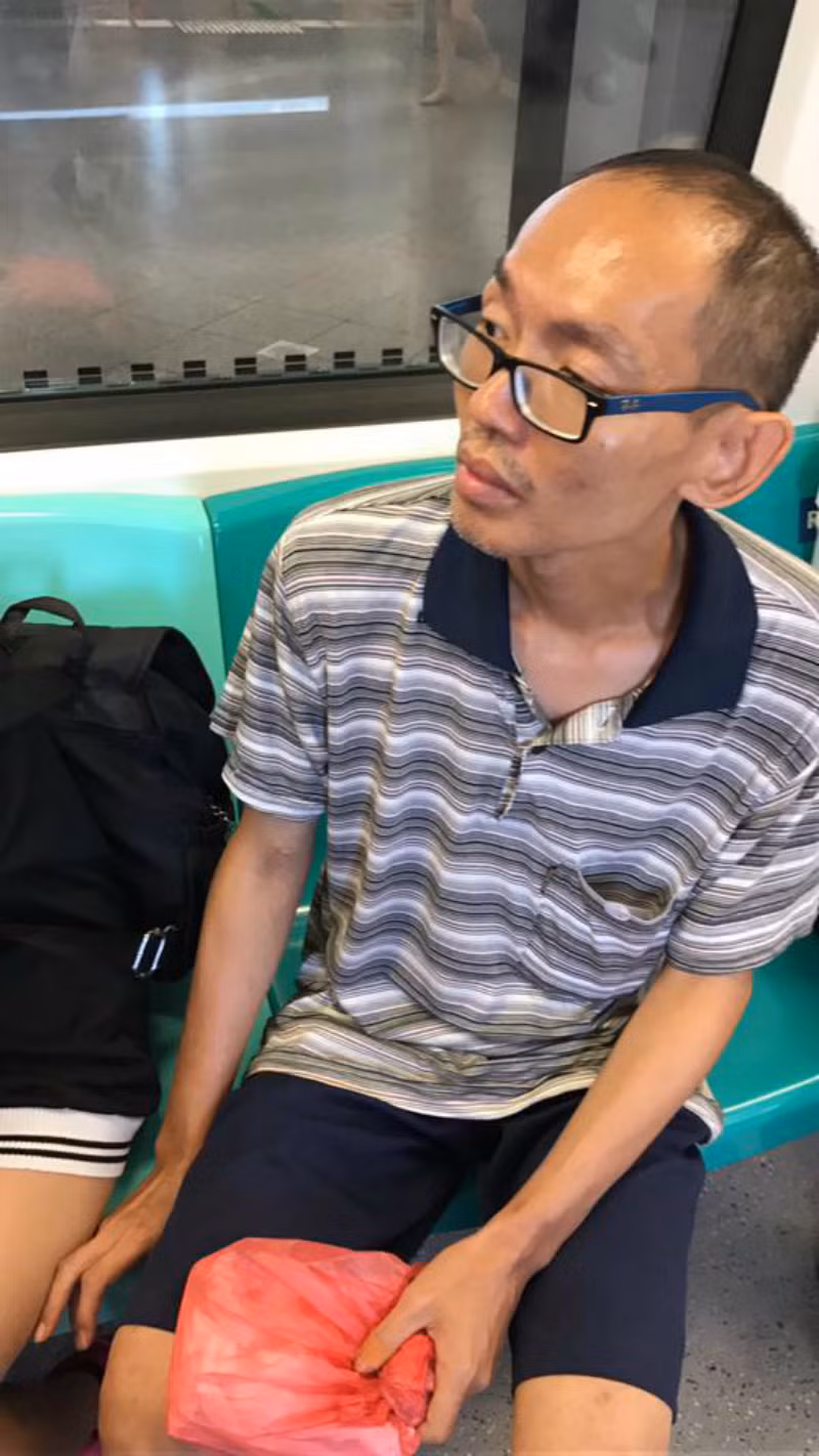 Sau khi thấy cô gái trẻ không để ý hay phản ứng gì, gã bệnh hoạn này liếc nhìn và nhích dần bàn tay rồi đặt hẳn lên đùi của cô gái.