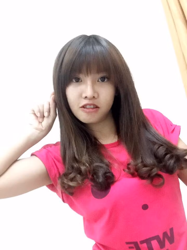 Để chứng minh cho sự "phục hồi" ấy, bà mẹ 9X không ngại công khai ảnh lúc xấu - lúc xinh, ảnh quá khứ và hiện tại khiến nhiều người phải bật cười vì liên tục bị "tụt cảm xúc" đột ngột.