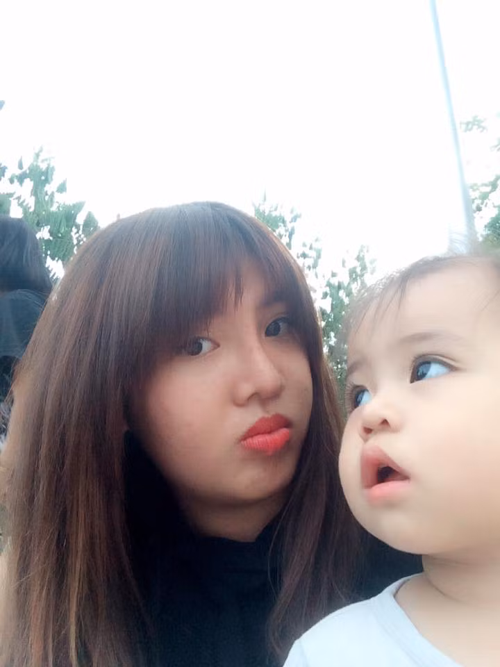 Trước những bình luận trái chiều hướng về mình, Kim Phượng cũng từng thẳng thắn nêu quan điểm: "Như mình cũng đã chia sẻ, mình là gái quê nên thật lắm. Da mình vẫn đen và nhiều mụn chưa chữa trị gì, vậy mà các chị em vẫn inbox hỏi da mình làm gì đẹp thế? Mình cũng trả lời ngay là mình dùng camera 360. Mọi người yêu thương mình mình rất cảm ơn, còn ai ghét mình mời block và đừng vào bình luận con này con kia mà tạo khẩu nghiệp. Mình không nói mình đẹp xuất sắc hay xinh như hot girl, mà chỉ là hoàn thiện bản thân hơn mà thôi".