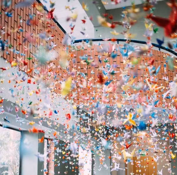 "Các em học sinh lớp 6 dù mới vào trường, có thể cơ hội gặp gỡ thầy rất ít nhưng lại gấp hạc rất "năng suất". Chúng mình đã tự hỏi tại sao trong 3 ngày mà 6A0 lại có thể gấp đến 3015 con hạc? Hay bất ngờ đến nhường nào khi chồng giấy được chất đầy vơi đi trong vài phút. Ảnh: Tử Thắng.