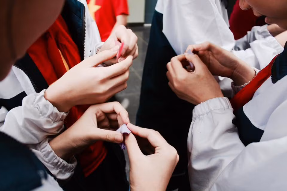 Những ngày đầu tháng 3 vừa qua, nghe tin thầy Văn Như Cương - Chủ tịch HĐQT trường Lương Thế Vinh Hà Nội - ngã bệnh phải nhập viện khiến nhiều em học sinh, thầy cô giáo và cả phụ huynh trong trường lo lắng. Ảnh: Humans of LTV.