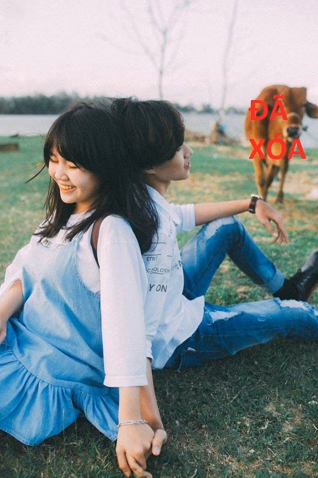 Mới đây, một cặp đôi trẻ với bức ảnh dựa vai, nắm tay nhau vô tình bị chú bò ngơ ngác làm phá hỏng khung hình lãng mạn. Không ngần ngại, "500 anh em" cùng ra tay xóa hộ con bò giúp đôi nam nữ.