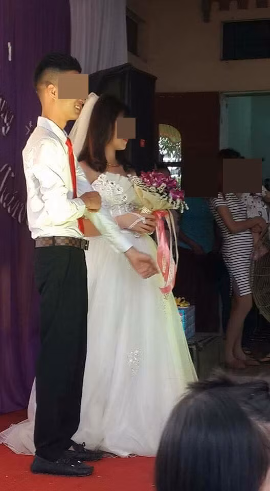 Dù chưa rõ thực hư đây có phải là đám cưới "chạy bầu" của một cặp đôi sinh năm 2002 nhưng đa phần cư dân mạng đều tỏ ra bất ngờ khi tuổi đời của cô dâu chú rể còn quá trẻ, thậm chí còn chưa đủ tuổi kết hôn theo như pháp luật quy định hiện hành (nam là 20 tuổi và nữ là 18 tuổi).