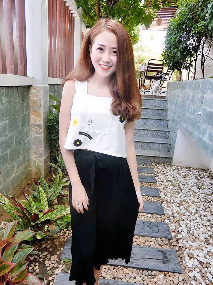 Cô nàng cũng sở phong cách thời trang cực "chất". Quan điểm của Lục Anh là "người đẹp vì lụa", nhiều người có thể ngoại hình không đẹp nhưng phong cách ăn mặc lại rất ấn tượng và độc đáo.