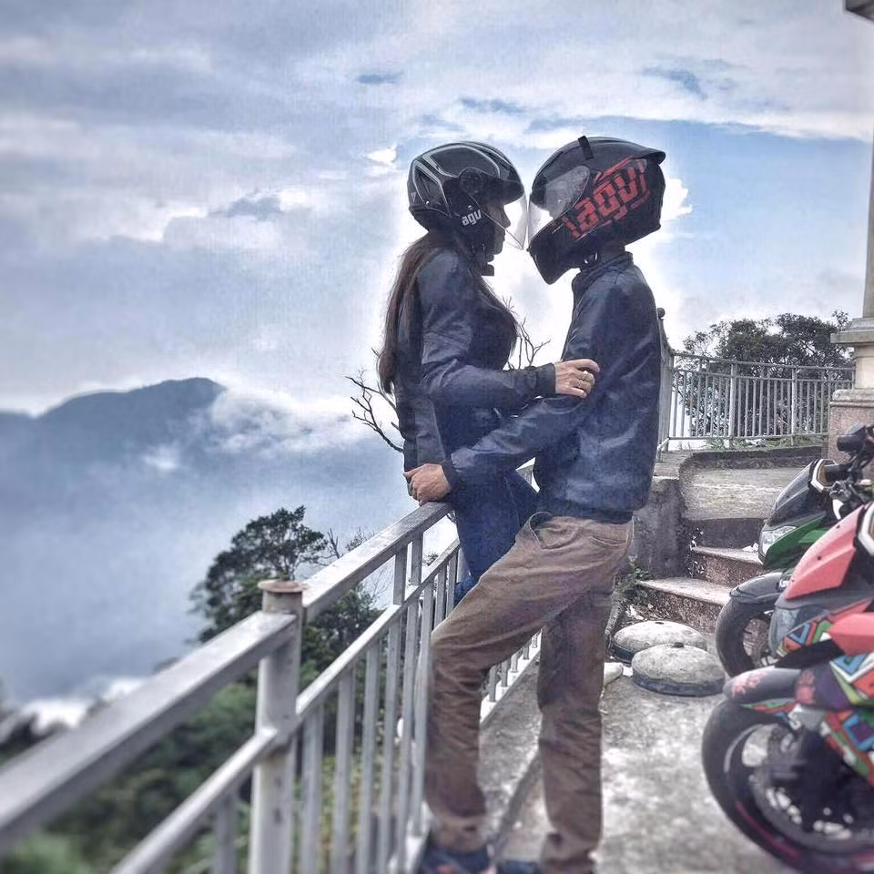 Câu chuyện tình cổ tích giữa đời thực của cặp đôi phượt thủ Hà Nội có chung niềm đam mê xe phân khối lớn đang khiến nhiều người đọc phải rung động. Quãng thời gian 6 tháng yêu nhau, Đào Sơn và Mai vũ đã cùng sát cánh bên nhau trên hầu hết cung đường suốt chiều dài đất nước để thỏa mãn niềm đam mê chung của cả hai và cùng trải qua muôn bậc cảm xúc. Ảnh: Facebook nhân vật/ ảnh cắt clip/Beat.