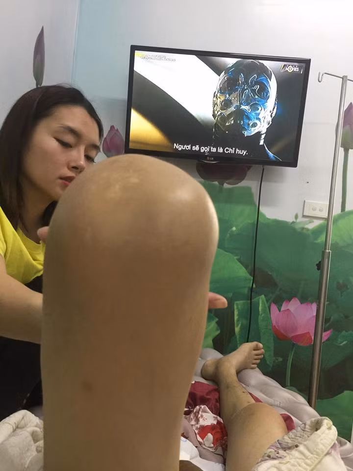 "Các bạn cũng thấy đó, suốt ngày đầu tắt mặt tối lo tập tành, lo ăn uống sáng trưa chiều tối đêm, lo vệ sinh, từ A đến Z. Vậy là tôi ốm nhưng không mệt, còn em thì không ốm nhưng mệt như thế nào thì ai cũng rõ rồi. Nhìn mà xót quá! Có lúc em hỏi, nhìn em bây giờ như mẹ xề ấy nhỉ mà anh chỉ biết câm nín à? Em chả bao giờ xấu cả nhưng suốt ngày thiếu ngủ, đêm dậy để lau mồ hôi, xả nước tiểu, đo nhiệt độ đến 4-5 lần thì có siêu nhân chắc cũng bỏ anh mà chạy. Thế mà em ngày nào cũng nói ở bên anh là hạnh phúc rồi thì anh cũng bó tay", Đào Sơn gửi gắm tình cảm trong từng câu chữ.