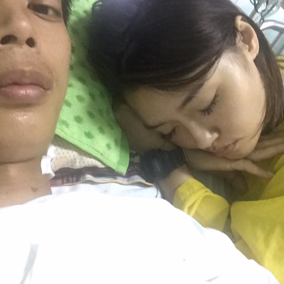 "Lúc tỉnh dậy thấy bạn gái ngủ gục bên cạnh mình thực sự rất vui và hạnh phúc. Nhưng việc chăm nom 1 - 2 ngày thì mình nghĩ đôi nào yêu nhau cũng làm được. Đến khi mổ xong bác sĩ nói với gia đình và người yêu rằng tỉ lệ đi lại của mình dưới 1%, đồng nghĩa với khả năng mình phải gắn với xe lăn suốt đời. Biết chuyện cô ấy vẫn luôn bên cạnh chăm sóc và động viên làm mình thật sự xúc động", Đào Sơn bộc bạch.