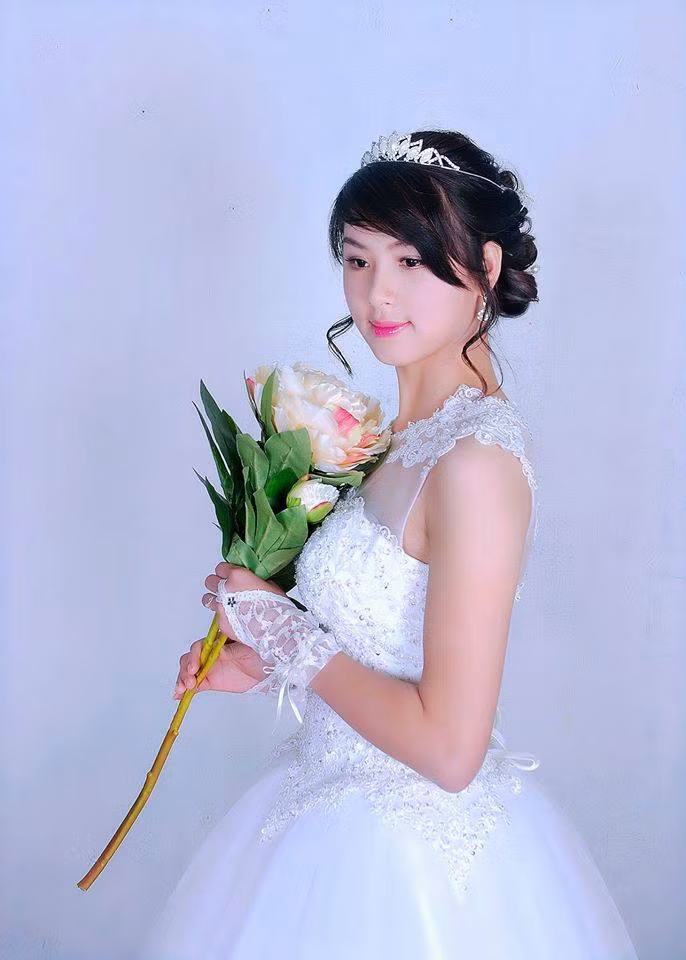 Nhưng ông trời cũng không tước hết đi của ai cái gì khi Đỗ Bích gặp, yêu và cưới được người chồng hiện tại có cùng hoàn cảnh với cô là chú rể Nguyễn Quốc Tuấn (quê Nam Định). Cả hai vừa làm đám cưới hôm 26/2 vừa qua. Chồng của Đỗ Bích cũng bị câm điếc. Một người em sinh đôi của Quốc Tuấn đã lập gia đình và hai vợ chồng đều bị câm điếc. Ảnh: Trường Ngà.