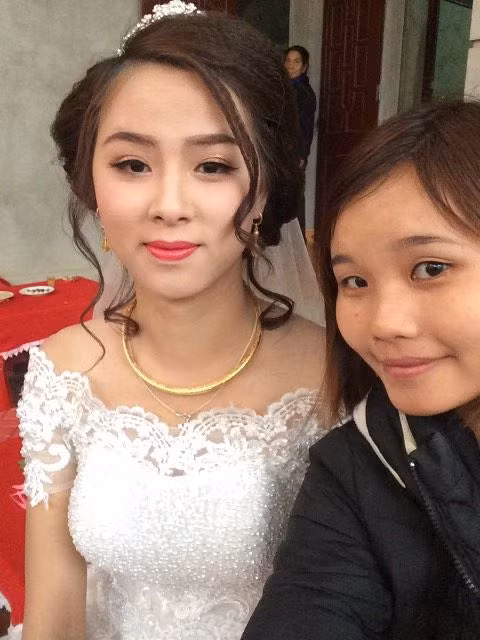 Một người chị thân thiết khác của Đỗ Bích là Thiều Thị Ngà (28 tuổi), chủ tiệm váy cưới và cũng là người trực tiếp trang điểm cho cô dâu chia sẻ: "Lần đầu tiên mình gặp Bích là cách đây 4 năm, khi Bích cùng bạn xuống tiệm của mình chụp ảnh chơi. Dần dần chị em quen biết và chơi thân với nhau, ban đầu giao tiếp còn khó khăn nhưng rồi cũng quen".