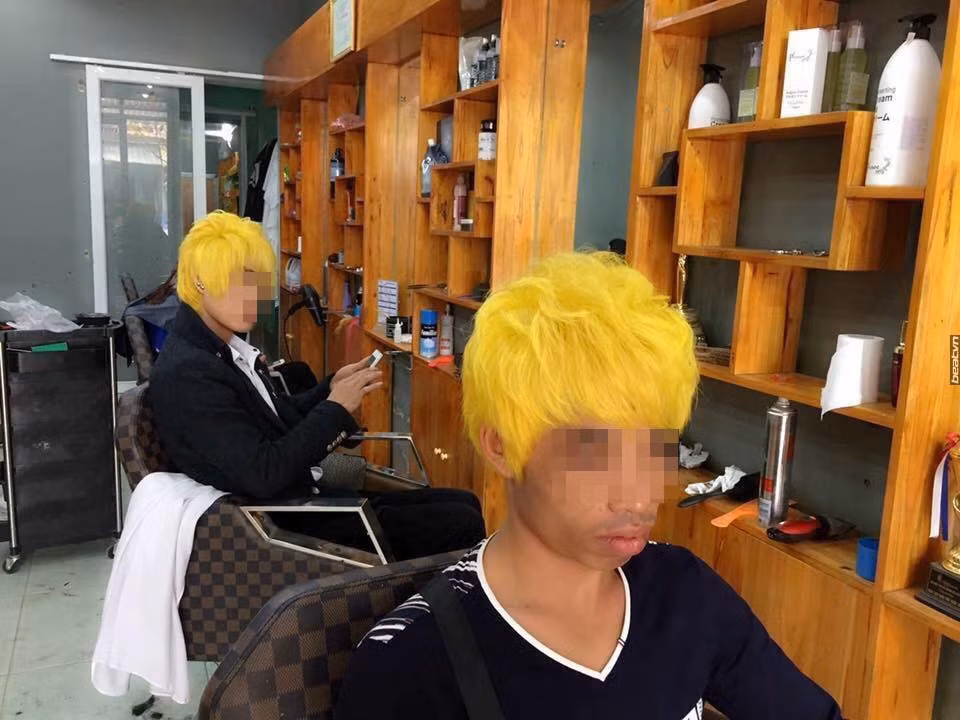 Theo chia sẻ của tác giả bức ảnh thì 3 chàng trai này từ quê lên Thủ đô lập nghiệp suốt mấy năm để kiếm cái Tết ấm no... giờ muốn thay đổi diện mạo về quê ăn Tết. "3 đứa ai cũng sắm quần áo mới, điện thoại thì 3 đứa cùng iPhone rồi, giờ chỉ chờ tóc tai là xong. Mình là người có tiền mà, phải hồi hương với phong thái đàng hoàng, quần áo đầu tóc phải sang, về quê cả làng kiểu gì chả nghĩ chúng em là Sao showbiz...hihi", tác giả bức ảnh chia sẻ lại lời tâm sự của 3 khách hàng.