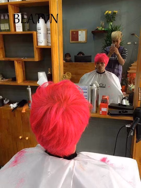 Mới đây, hình ảnh ba chàng trai đi nhuộm đầu đỏ, đầu vàng chơi Tết Nguyên Đán khiến nhiều người phải ngã ngửa, nhớ lại thời trang tóc một thời của đám "trẻ trâu". Có vẻ như mốt tóc thịnh hành cách đây gần chục năm nay đã quay trở lại và "lợi hại hơn xưa".