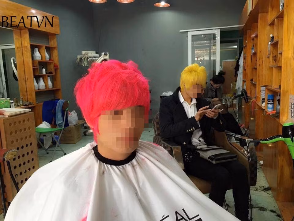 Bức ảnh chụp mái đầu khủng khiếp nhất dịp Tết của ba chàng trai được một thành viên đăng tải trên trang Facebook cá nhân, sau đó được chia sẻ rộng rãi trên các Fanpage đông thành viên.