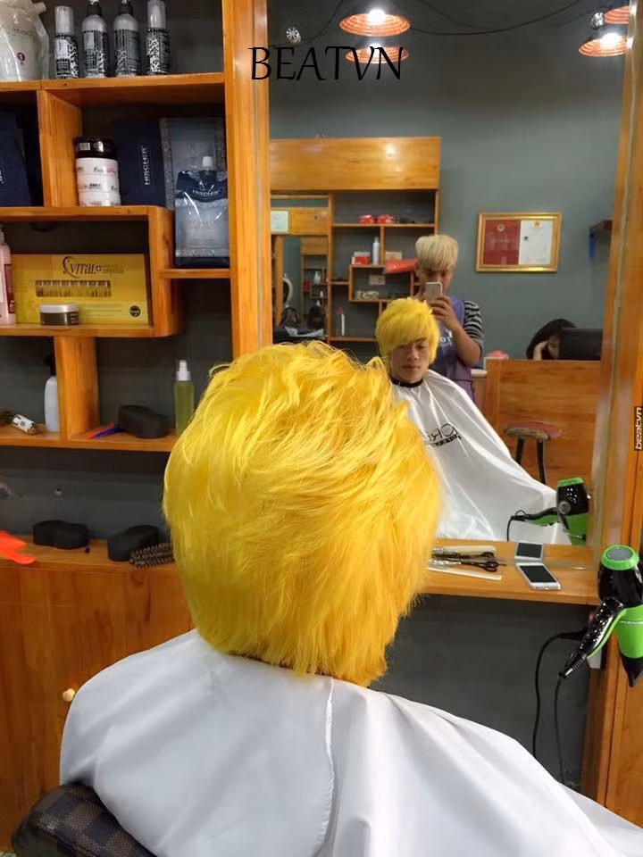 Chẳng thua kém gì phái đẹp, đàn ông ngày nay cũng rất chú trọng đến ngoại hình. Ngoài quần áo, giày dép thì mái tóc cũng là một điểm nhấn của phái mạnh. Tuy nhiên, một mái đầu "độc" đi ngược với xu thế, đối lập với ngoại hình và phong cách đôi khi lại biến chủ nhân của nó thành "dị nhân" trên đường phố. Ảnh: Việt Hùng.