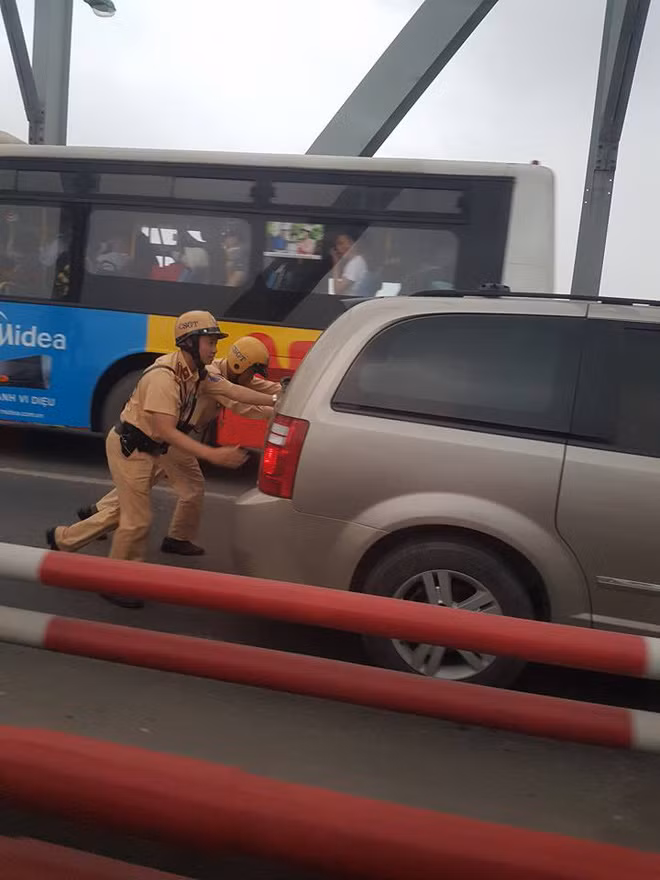Nhiều người cho rằng việc đẩy chiếc ô tô chết máy giữa đường có thể là một phần trách nhiệm của các chiến sĩ CSGT trong việc đảm bảo an toàn giao thông và chống ùn tắc giao thông nhưng những hành động, dù là nhỏ bé, của các anh vẫn khiến người xem cảm thấy ấm lòng.