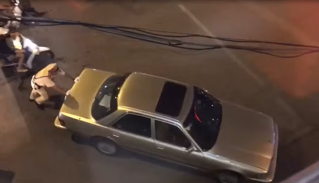 Cuối tháng 10/2016, Facebooker E.M.N. đã chia sẻ clip ghi lại hình ảnh đẹp của một chiến sĩ CSGT giúp dân đẩy xe ô tô có dấu hiệu chết máy giữa đường Hà Nội ngay giữa giờ tan tầm. Ngay khi chiếc xe được đẩy tới khu vực vỉa hè an toàn, tránh va chạm với các phương tiện khác trên đường, chiến sĩ CSGT này liền quay lại vị trí làm nhiệm vụ.