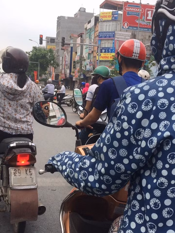 Nhìn vào tấm kính chiếu hậu, dân tình được một phen hoảng hồn trước phong cách thời trang chống nắng kỳ quặc của quý cô giữa đường phố Hà Nội. Ảnh: FB Thông Đậu.