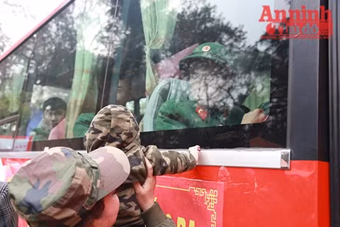 Bàn tay nhỏ bé tạm biệt người thân. Ảnh: ANTĐ.