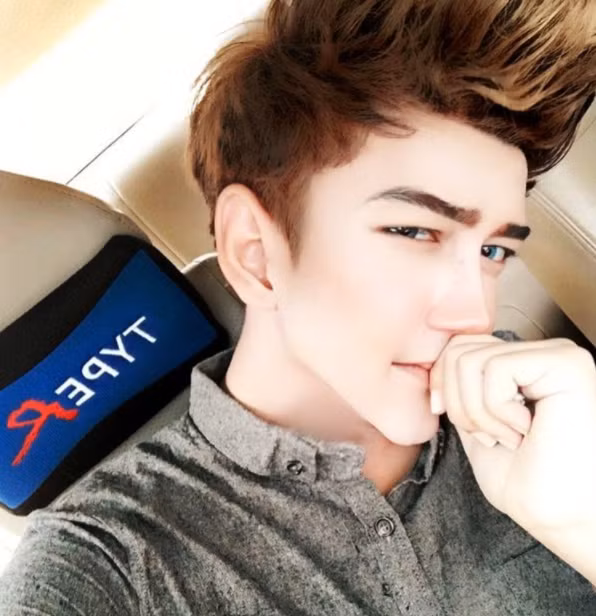 Quá áp lực trước những bình luận không mấy thiện cảm hướng về mình, chàng trai người Malaysia đã phải cầu xin công chúng hãy hiểu cho hoàn cảnh của mình và hãy dừng việc phán xét người khác.