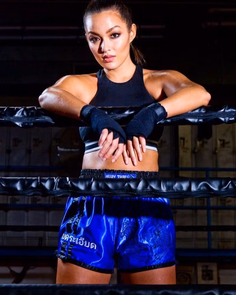 Nữ võ sinh xinh đẹp cũng tiết lộ rằng nghe ca khúc “Girlfight” của Brooke Valentine trước mỗi trận đấu cũng giúp tinh thần của cô thêm hưng phấn.