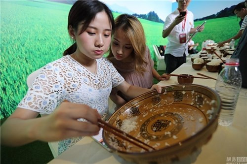 Một cô gái "ăn thùng uống vại" khác mà vẫn thon gọn, xinh đẹp là Mi Zijun, 24 tuổi, đến từ Trùng Khánh (Trung Quốc). Mi mới đây được cộng đồng mạng lùng sục danh tính khi một lúc ăn hết hơn 4kg cơm tại một cuộc thi ở Trung Quốc.