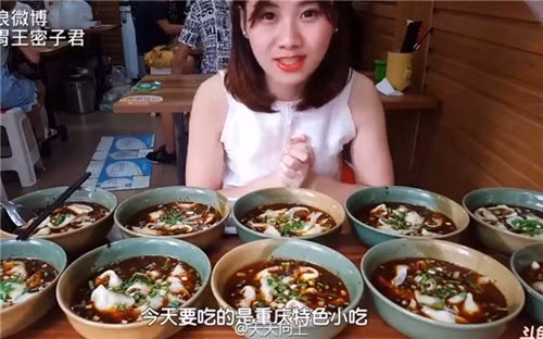 Hiện tại, cô gái xinh đẹp có hơn 500.000 người theo dõi trên mạng Meipai và hơn 200.000 fan hâm mộ trên mạng xã hội Weibo.