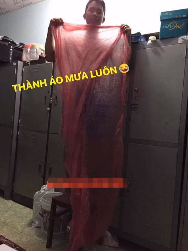 Chia sẻ của nickname Phan Nguyễn cũng nhanh chóng nhận được những phản ứng trái chiều. Thành viên M.Nguyễn thì cho rằng: "Em khuyên luôn các bác nghỉ ăn cua đi! Không buộc lại sao cầm lên cân, giá buộc khác với giá không buộc..."