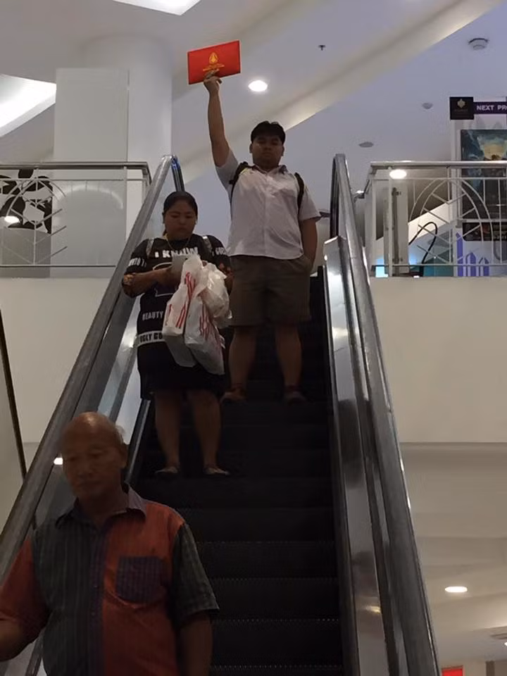 Mặc dù học lực chỉ ở mức trung bình nhưng cậu học trò này lại được nhiều người nhận xét là hoạt bát, năng nổ và tích cực tham gia các hoạt động ngoại khóa.