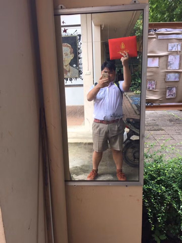 Trung tâm thương mại, rạp chiếu phim, trường học, quán hàng rong, thậm chí là nhà vệ sinh... đều có sự hiện diện của cậu học trò có gương mặt lạnh lùng cùng tấm bằng tốt nghiệp cấp 3 trên tay.