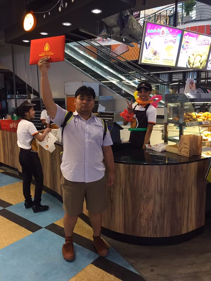 Để hoàn thành chương trình cấp 3 ở trường Boon Wattana, Samatkrit Waenklang cũng đã phải nỗ lực rất nhiều vì bị nợ nhiều môn học.