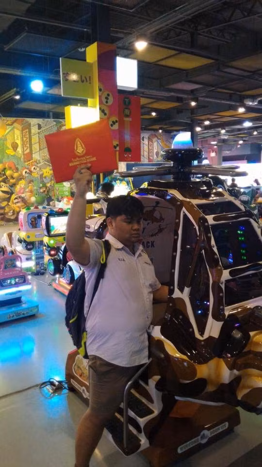 Bộ ảnh cùng dòng chú thích "Tôi đã tốt nghiệp" của nam sinh này hiện được hơn 15.000 chia sẻ trên Facebook.