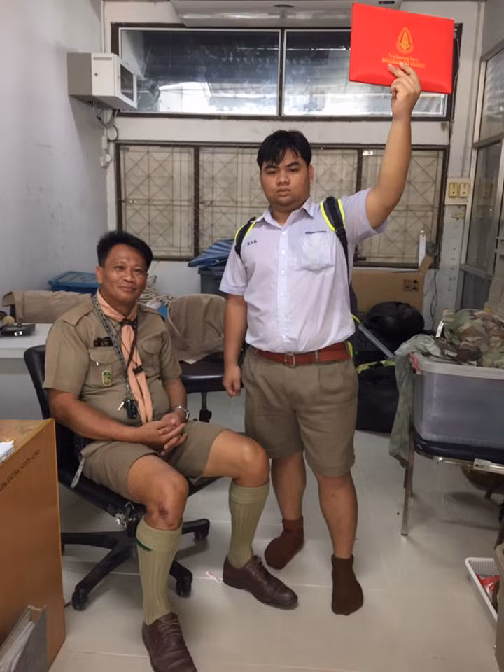 Đi đến đâu, nam sinh người Thái Lan này cũng giơ cao tấm bằng tốt nghiệp trên tay và không quên chụp ảnh lưu giữ kỷ niệm.