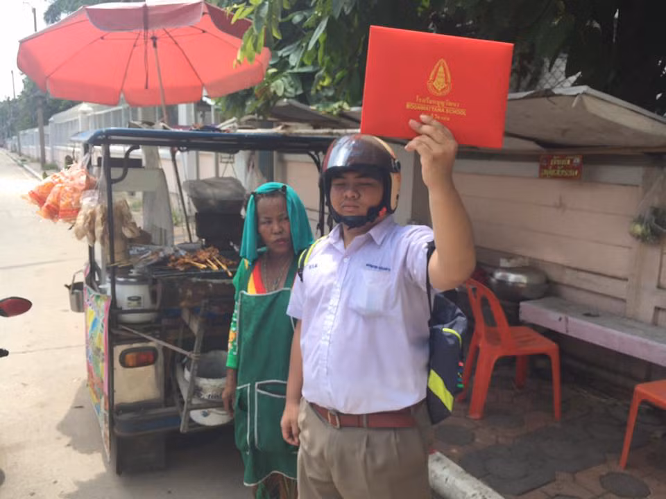 Thầy hiệu trưởng trường cấp 3, nơi Samatkrit Waenklang từng theo học cảm thấy vô cùng ngạc nhiên và thích thú khi học trò của mình bỗng nổi tiếng trên mạng xã hội.