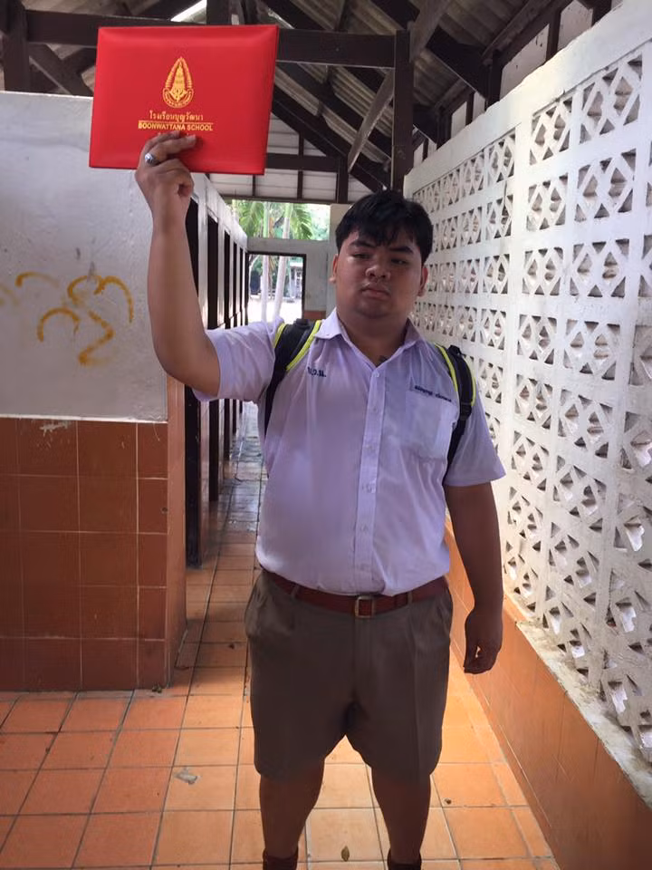 Quá tự hào với bản thân vì đã hoàn thành kỳ thi cuối cấp và nhận được tấm bằng trên tay, Samatkrit Waenklang đã cầm tấm bằng cấp 3 này đi khắp thành phố nơi cậu đang sinh sống để khoe thành tích của mình.