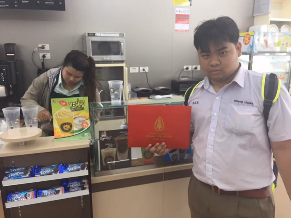 Niềm vui nhân đôi đến với Samatkrit Waenklang khi cậu còn nhận được tin đỗ đại học, ngành Quản trị kinh doanh cậu mình yêu thích.