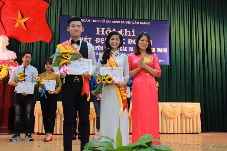 Mới nhất, hot girl chân khoèo ngày nào còn nhận được nhiều lời chúc mừng từ cư dân mạng, bạn bè trên Facebook khi khoe giành được danh hiệu "Đoàn viên thanh lịch" tại Hội thi "Nét đẹp học đường huyện Cẩm Giàng".