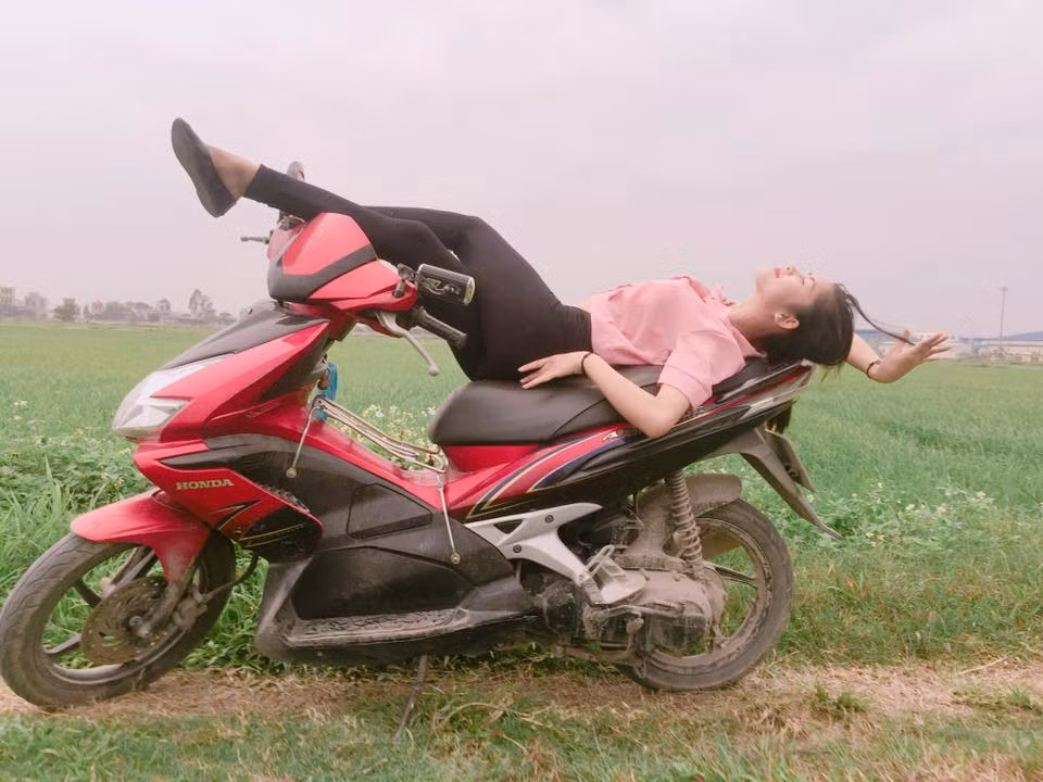 Khuôn mặt biểu cảm cùng những tư thế tạo dáng bá đạo của "cô nàng chân khoèo" khiến người xem phải bật cười và thi nhau bình luận "dìm hàng".