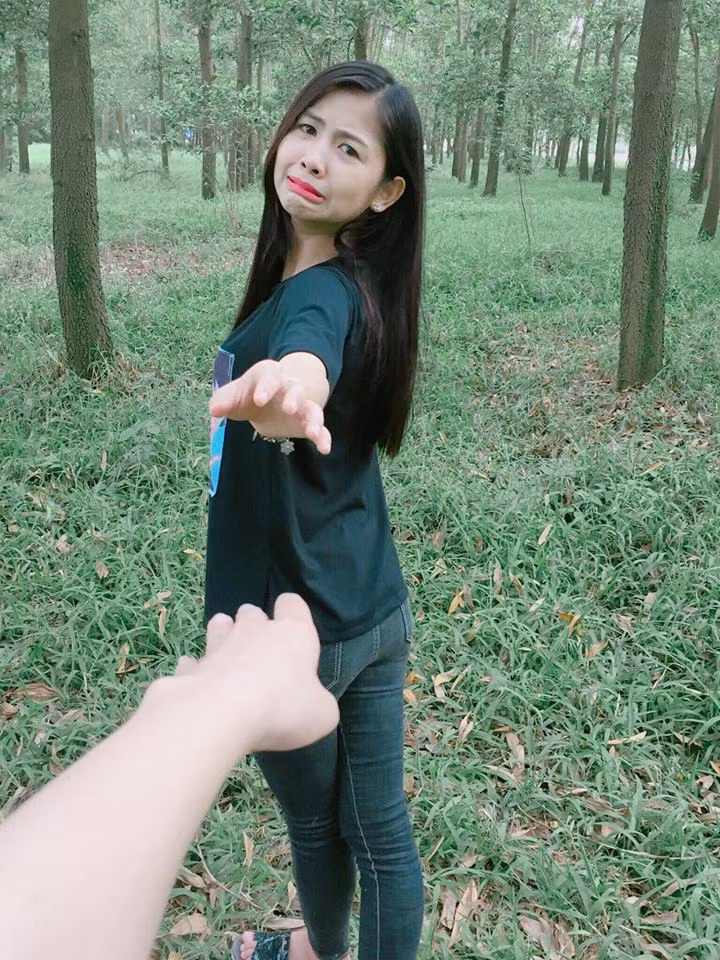 Trở lại với những hình ảnh "lợi hại hơn xưa", 9X Hải Dương vẫn giữ quan điểm cho rằng: "Mọi người cứ nói hồn nhiên mọi chuyện sẽ bình yên. Riêng em, hồn nhiên thì cả thế giới đều quay lưng và riêng e cũng biết điều đó nhưng em kệ đấy; kệ những kẻ đi soi mói; kệ những kẻ buông lời tục tĩu... Cái em sợ là một ngày những kẻ đó không còn thời gian để ghét".