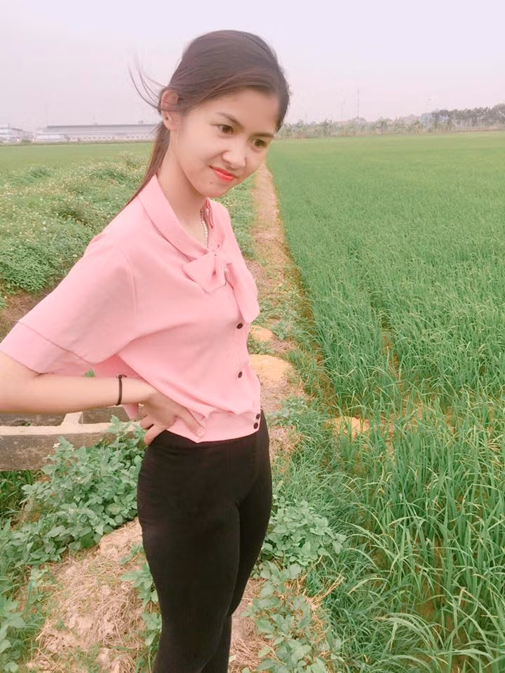  Ngố Thư thường chọn khung cảnh yên bình và mộc mạc với cánh đồng lúa nơi quê hương mình làm bối cảnh sáng tác ra những bức ảnh với đủ kiểu tạo dáng nhí nhố, tinh nghịch.