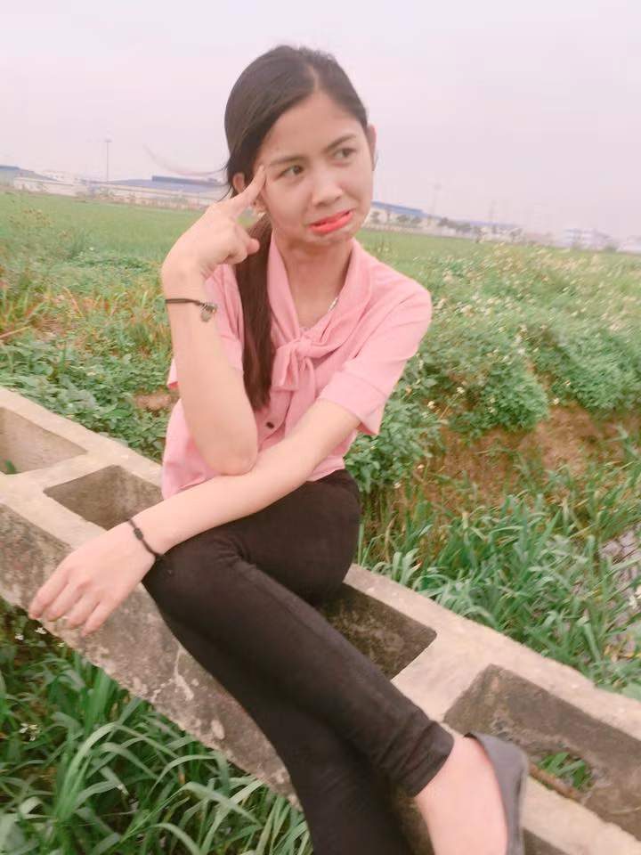 Sau hơn 2 năm bất ngờ nổi tiếng trên mạng với gần 600 nghìn người theo dõi trên trang cá nhân, mặc dù đã trưởng thành hơn trong cả hình ảnh lẫn suy nghĩ nhưng cô nữ sinh Hải Dương có biệt danh Ngố Thư vẫn cho thấy tài pha trò của mình qua loạt ảnh tạo dáng khó đỡ mới đây.