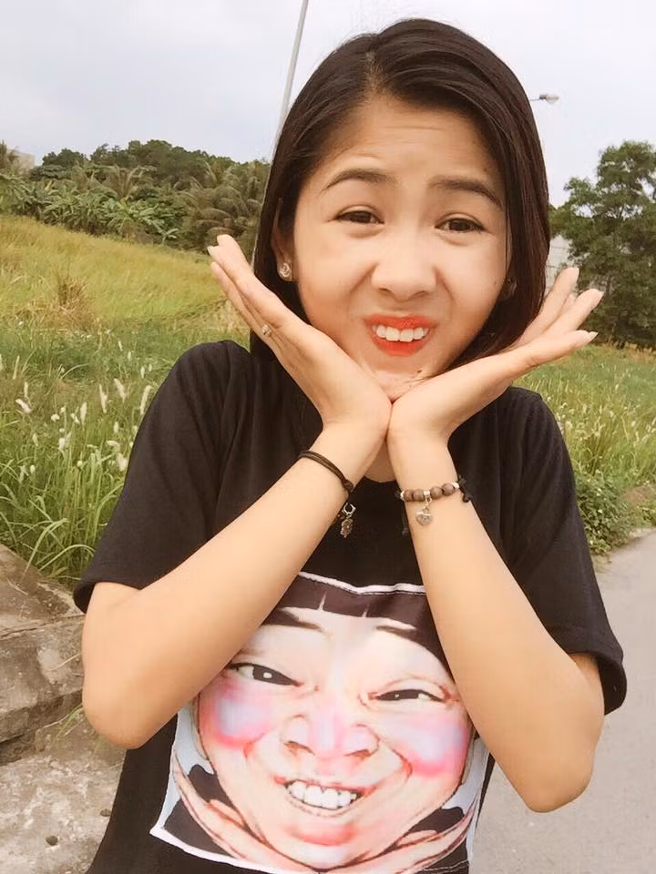 Dù khá chăm chỉ cập nhật hình ảnh và "chém gió" trên Facebook nhưng Thanh Thư vẫn ghi điểm khi là một học sinh giỏi và rất tích cực tham gia vào các hoạt động của trường, của lớp.