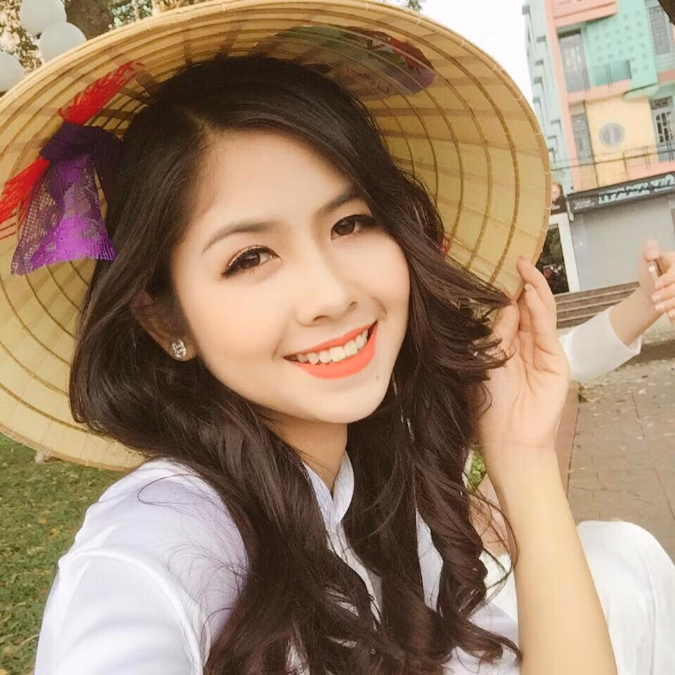 Sau hơn 2 năm bất ngờ "nổi tiếng", Thanh Thư cũng cho thấy cô bạn đang dần trưởng thành hơn trong hình ảnh của mình. Bộ ảnh Thanh Thư mặc áo dài, đội nón lá được cô bạn chia sẻ mới đây cũng nhận được nhiều phản hồi tích cực của người xem. Ảnh: FBNV.