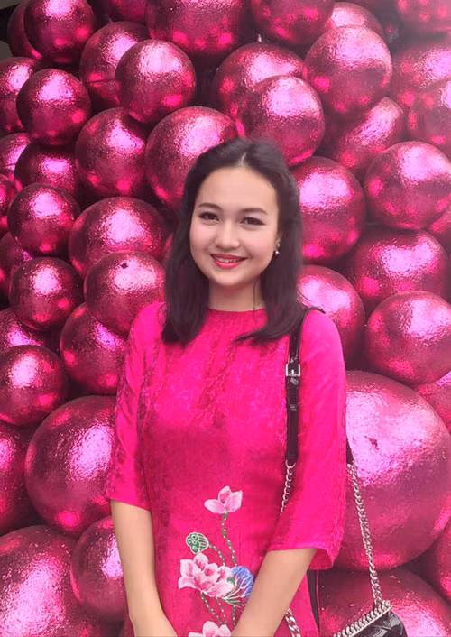 Hứa Phạm Linda nổi lên sau khi bộ ảnh cô hóa thân thành nữ thổ dân ngực trần bị lan truyền đến khắp các trang mạng, nhiều fanpage lớn nhỏ. Nổi tiếng ở tuổi 16 theo cách chẳng giống ai, cô nàng bị nhiều người chỉ trích hơn là khen ngợi.